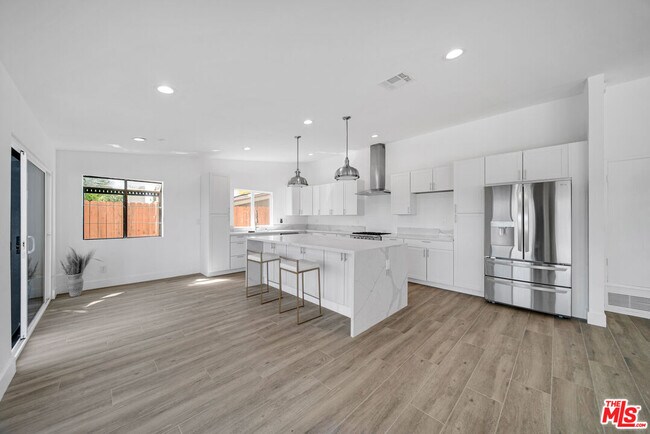 Photo - 23500 Aetna St