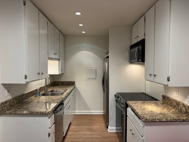 Building Photo - 1707 Pacific Coast Hwy Unit Hermosa Surf Condo