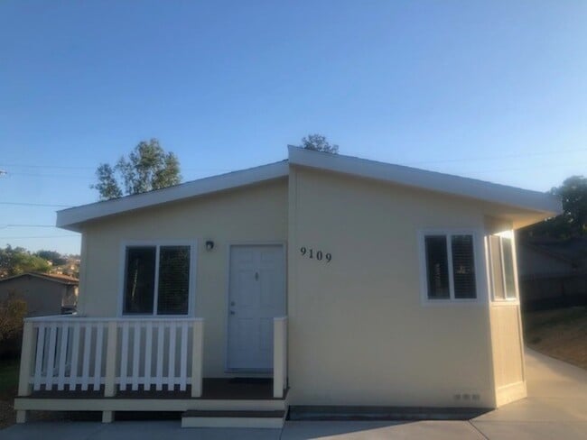 Photo - 3 Bed-2 Bath Quaint Single Story Home in Lakeside.