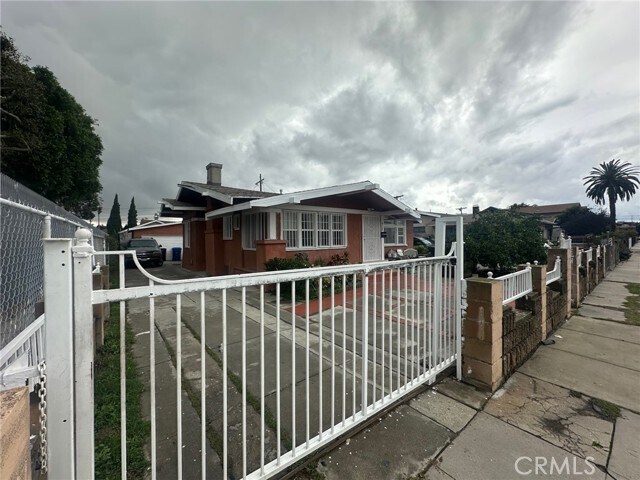 Photo - 912 W 51st Pl
