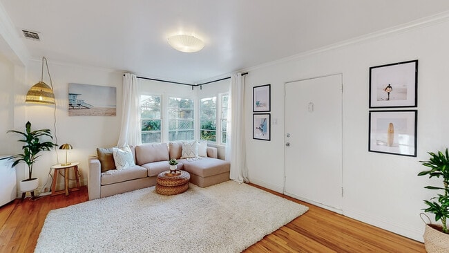 Living Room - 904 Victoria Ave Unit Bungalow