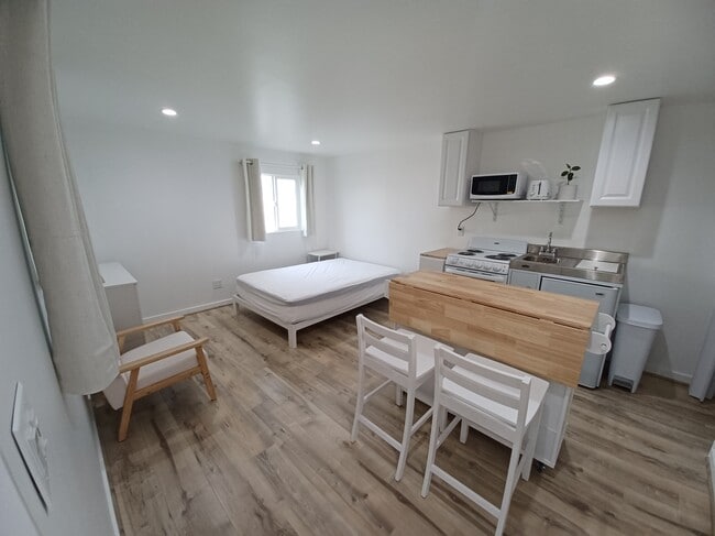 Building Photo - 3125 Curts Ave Unit Studio