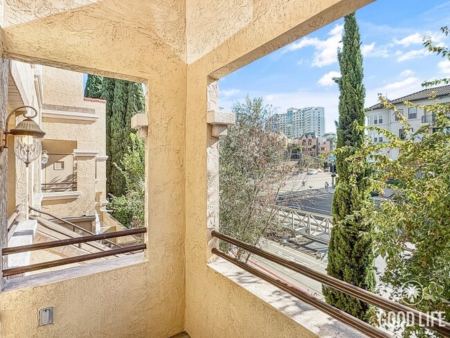 Photo - Amazing 2BD/2.5BA condo w/ washer/dryer & ... Unit 334