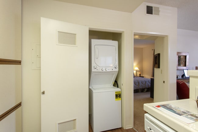 1BR,1BA-750SF - Cypress Point