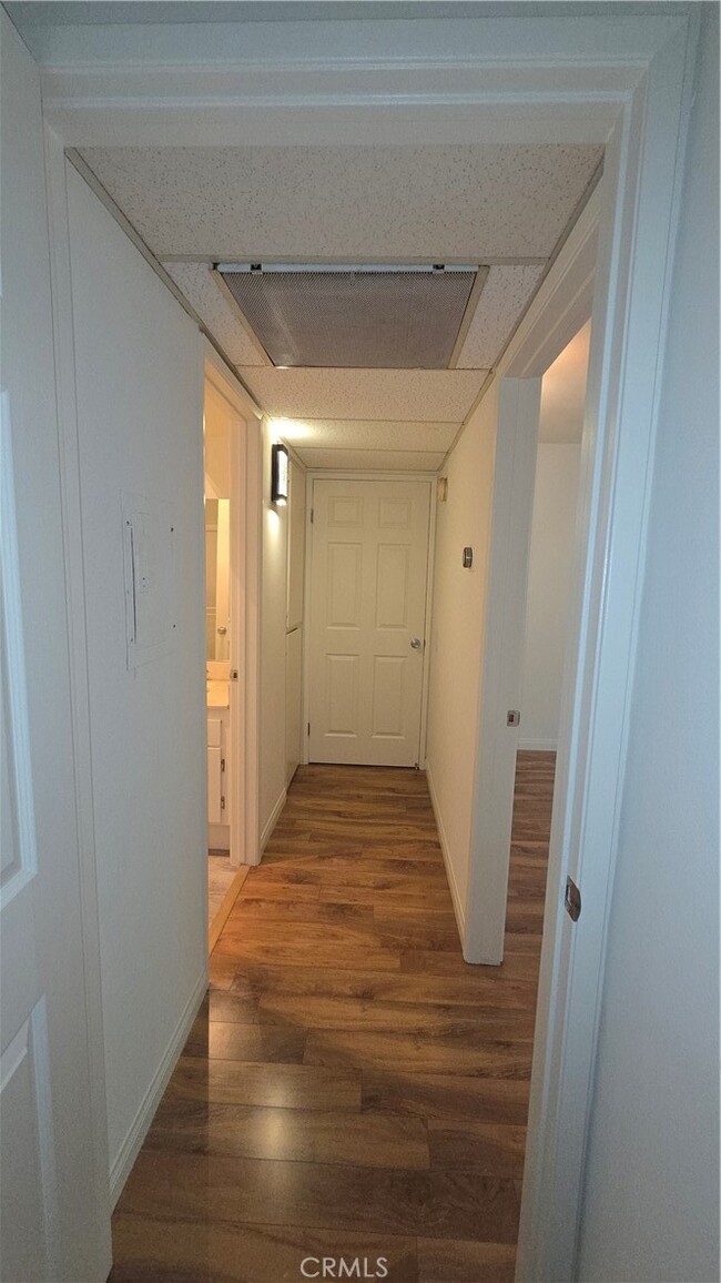 Building Photo - 5400 Lindley Ave Unit 105