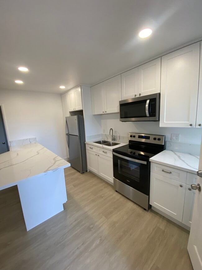 Building Photo - Grand Avenue Apartments