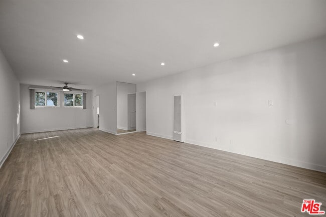 Photo - 605 S Barrington Ave Unit 27