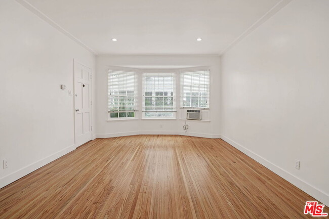 Photo - 644 S Dunsmuir Ave