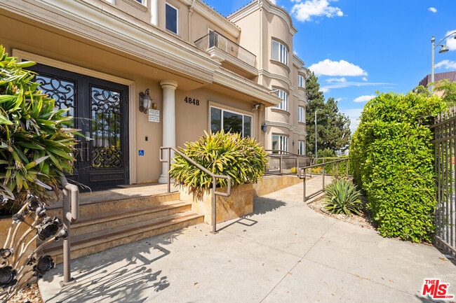 Photo - 4848 Wilshire Blvd Unit 102