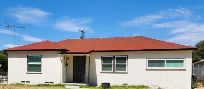 Building Photo - Just Remodeled 3BD, 1BA Riverside near 91 Fwy Rental
