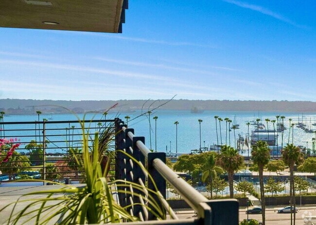 Building Photo - Chic Furnished Loft with Bay Views in the ... Unit 708