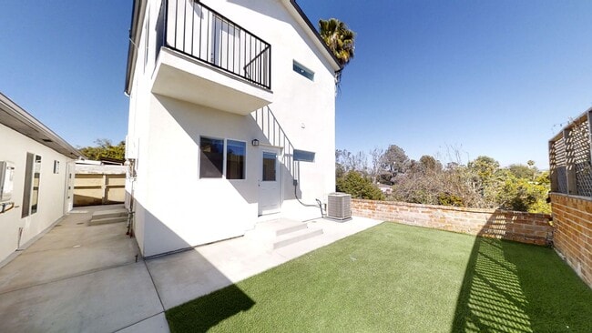 4BD/2BA with a Balcony! - 4BD/2BA with a Balcony!