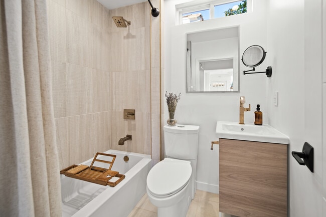 Bathroom - 906 Victoria Ave