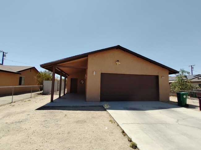 Building Photo - Spacious 3 Bedroom 2 Bathroom available now!