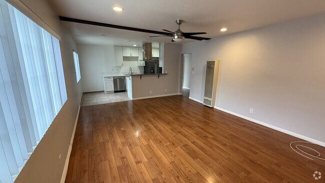 Building Photo - 913 Marine St Unit Ground Floor Apartment