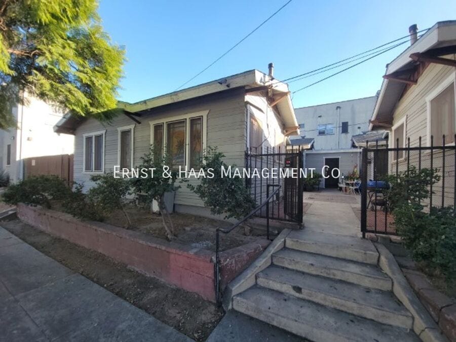 Photo - 320 W 12th St House