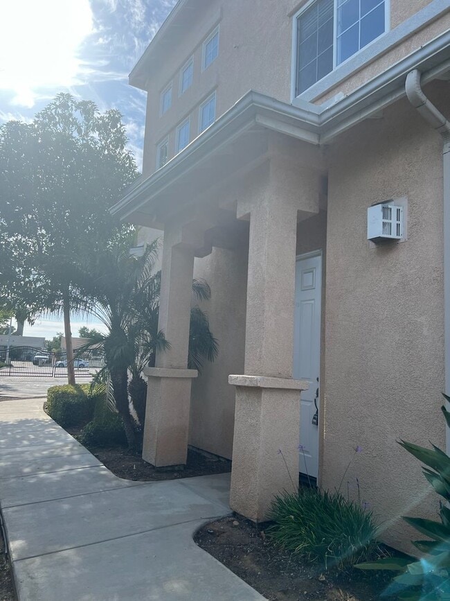 Building Photo - Luxurious 3 bedroom, 2.5 bath townhome, AC...