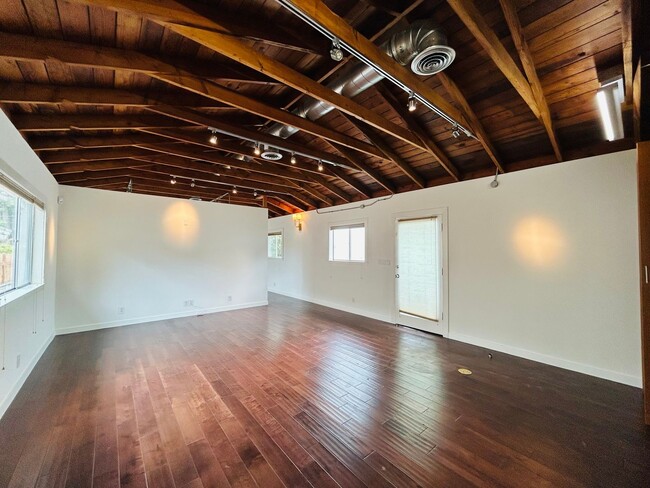 Photo - Spacious One Bedroom + Den Backhouse! In Unit Laundry! Prime Location!