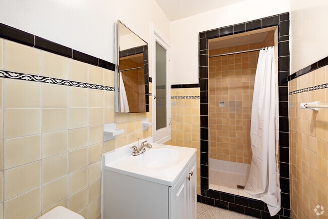 Studio - 450 SF - Bathroom - Evanston Apartments