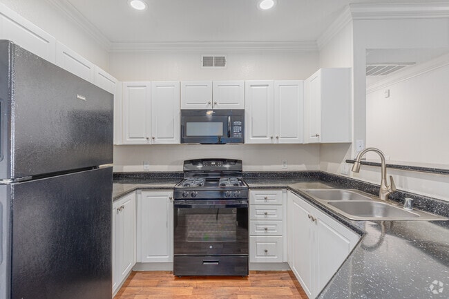 2BR, 1BA - 950SF - Kitchen - Elan Sevilla