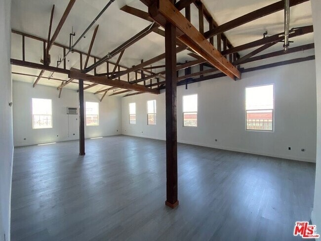 Building Photo - 726 S Santa Fe Ave Rental