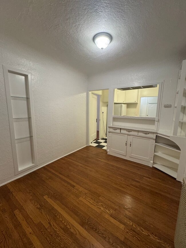 Photo - Cute 2 bedroom cottage, with hardwood floors & washer/dryer.