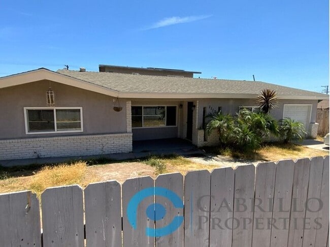 Building Photo - 1113 Flamingo Ave