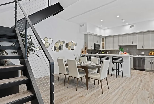 Building Photo - 2323 28th St Unit 1