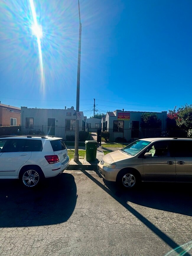 Building Photo - 1024 1/2 W 65th St