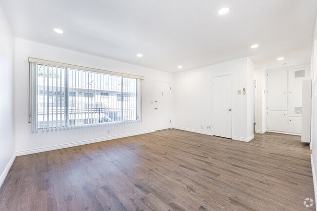 2BR, 1BA - 1,026SF - Living Room - 521 N Marguerita Ave