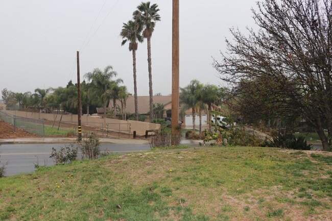 Photo - 649 W 8th St