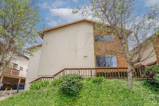 Building Photo - Spacious 2 Bedroom / 1.5 Bath Condominium ... Unit E