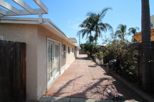 2039-2043 Grand Avenue - 2039-2043 Grand Avenue Apartment Unit 2043 1/2 Grand Ave