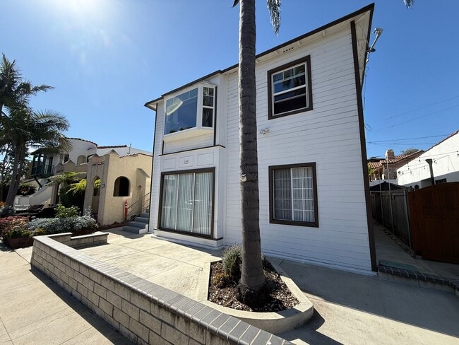 Photo - Beautiful 2 Bedroom Belmont Shore Apartment for Rent - Garage Parking Included! Unit #A