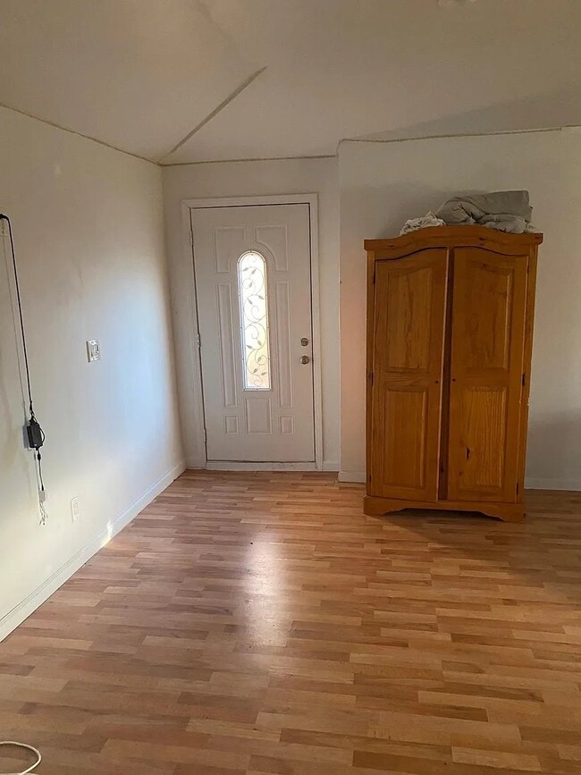 Photo - 1650 W 85th St
