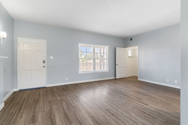 Photo - 2010 Pine Ave Unit 06