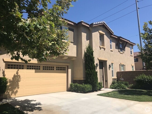 Building Photo - Beautiful Eastvale Newer Home