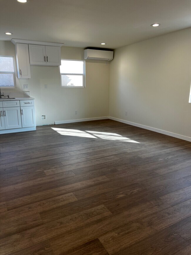 Photo - 636 E 87th St