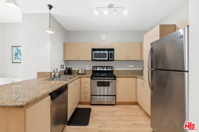 Photo - 630 W 6th St Unit 613