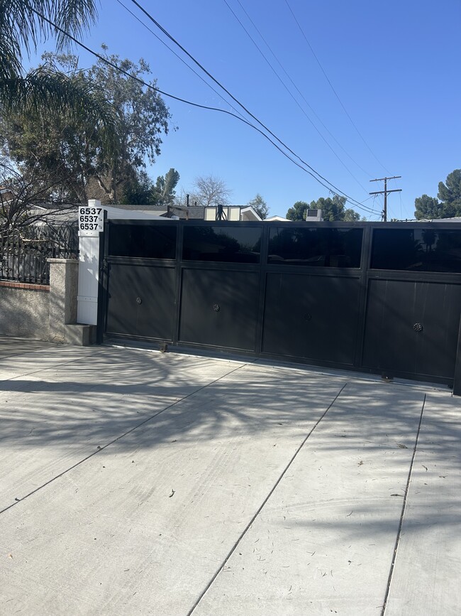 Photo - 6537 Valjean Ave Unit 6537 Valjean Ave van Nuys
