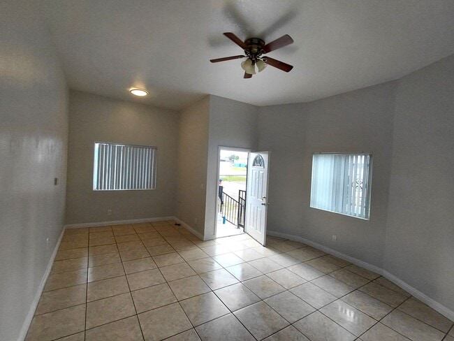 Building Photo - 851 W 93rd St Unit B