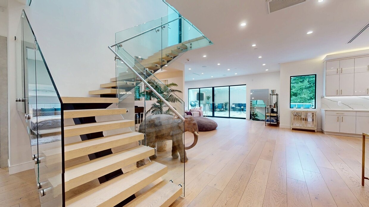 3D Tour - 13812 Cumpston St