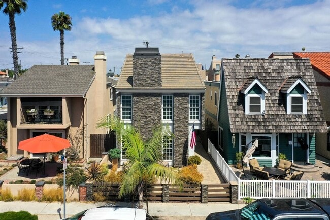 Building Photo - Downtown HB Furnished One-Month to Mid-Term Rental