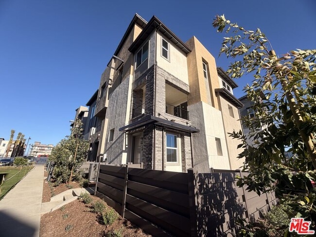 Building Photo - 240 Abacus Ave