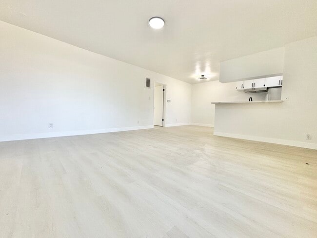 Photo - 700 Glenway Dr Unit 6