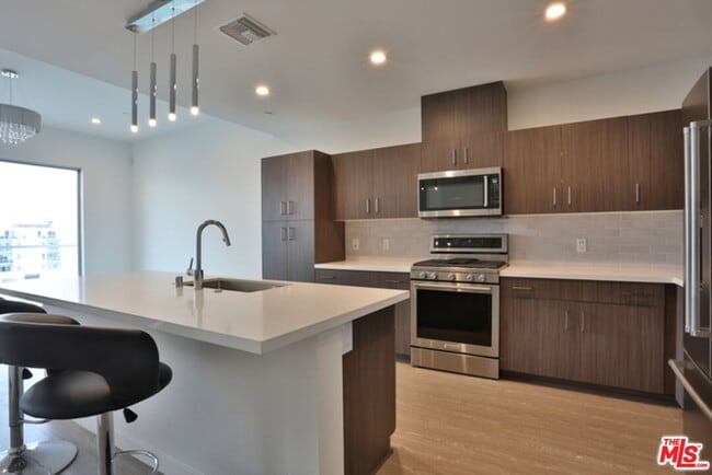 Building Photo - 4140 Glencoe Ave Unit 605