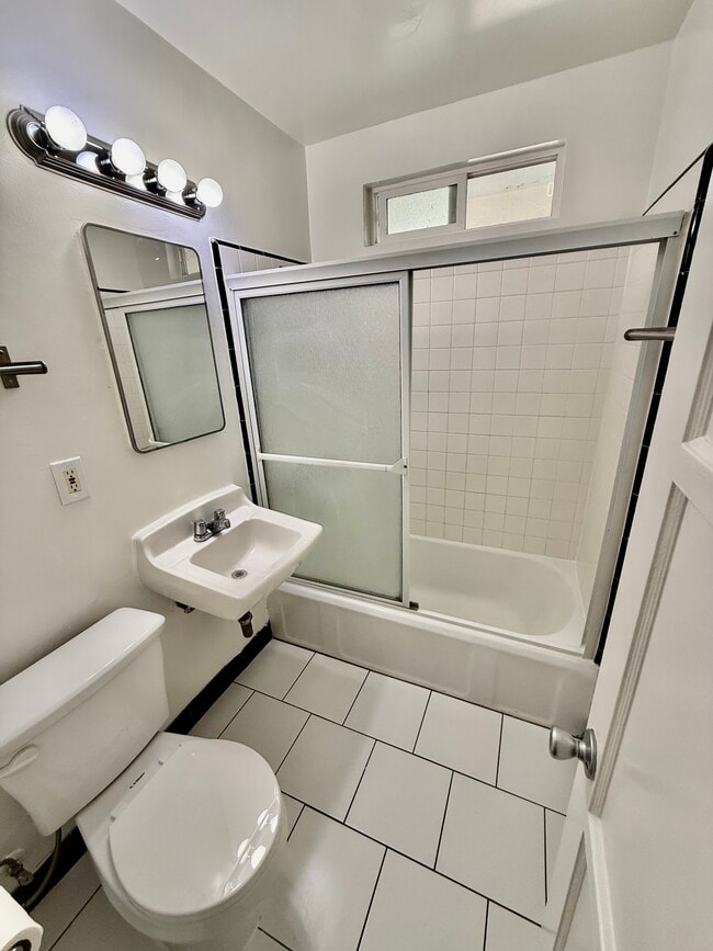 Photo - 11152-11154 Morrison St