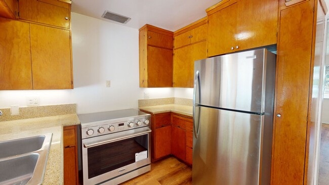 Photo - 711 B Ave