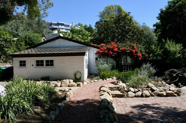 Building Photo - Charming 4 Bedroom Home plus office in Mis...