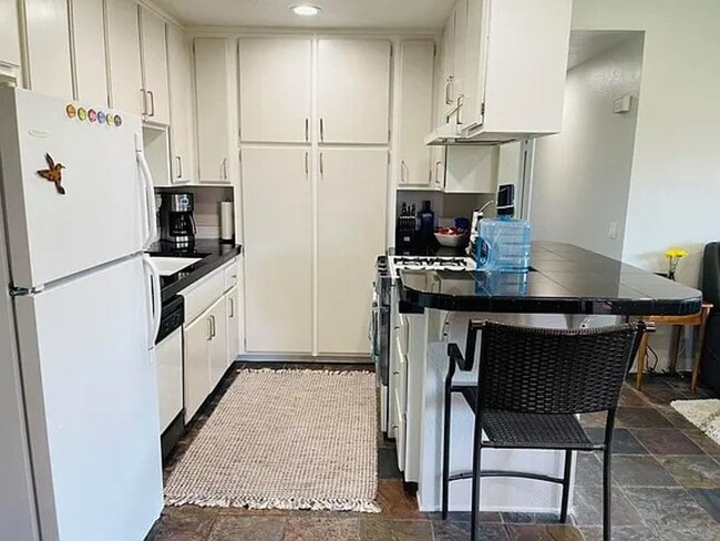Building Photo - Stylish 2-Bedroom Condo with Stunning View...